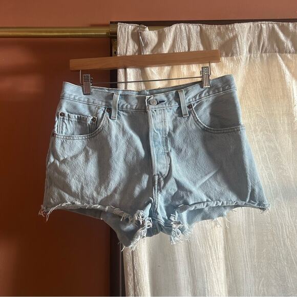 Levi’s 501 Button Fly Denim Cutoff Shorts Raw Hem 100% Cotton Light Wash Size 32 - Picture 1 of 6